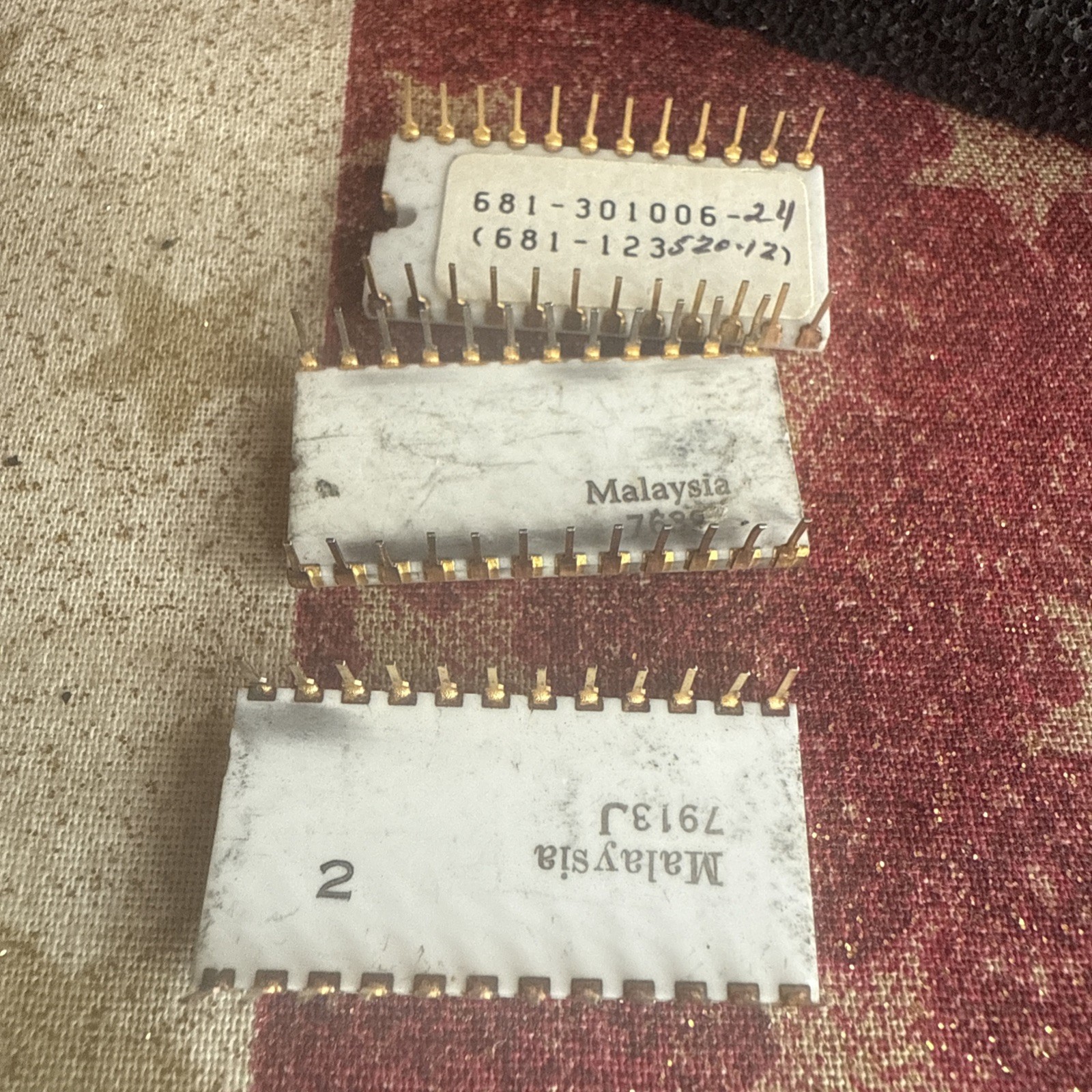 ** Quantity 3 ** Intel C2708 2708 vintage ceramic white gold EPROM PROM