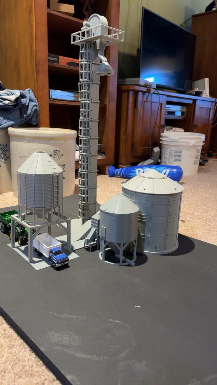1:64 Grain leg And More Farm Display - Proboxes, Fuel Tank, Bins, Auger