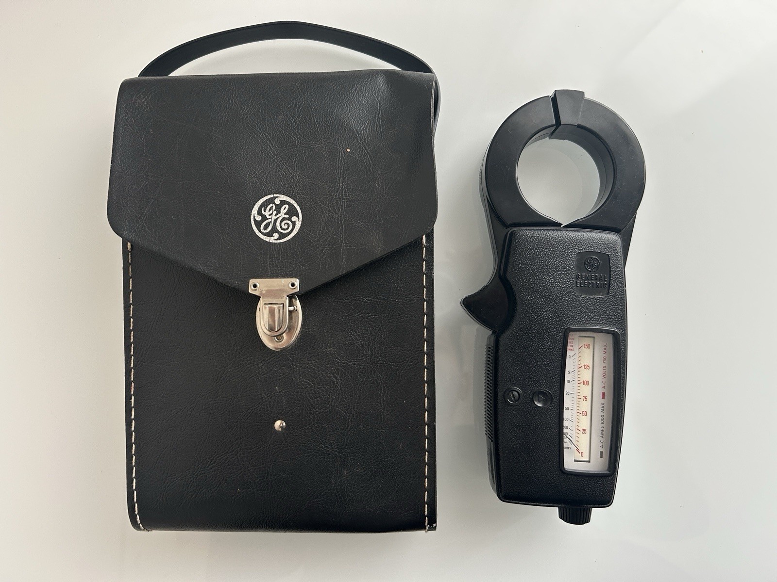 Vintage GE GENERAL ELECTRIC Clamp on AC Amp Volt Meter + Leather Case. 942D