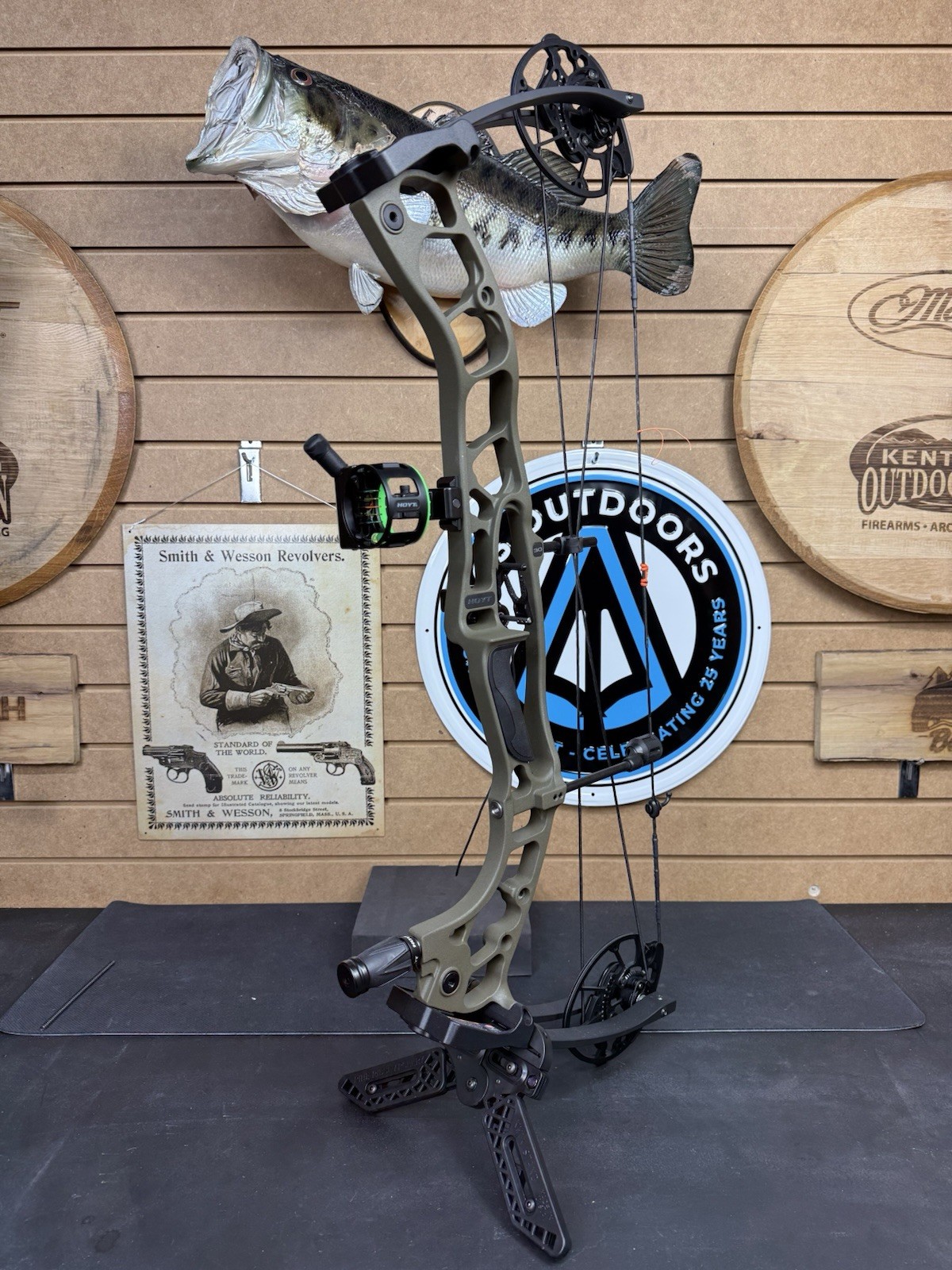 Hoyt ENDURO Compound Bow RH 24-30”,  50-60lb  GREEN