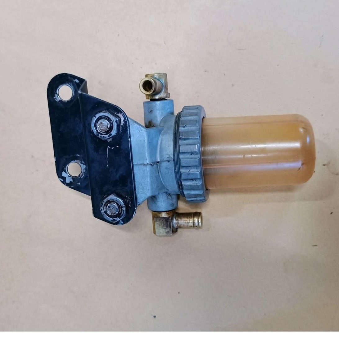 White 2-65, Isuzu 4-235 Fuel filter / strainer assembly 33-0052191 Used (S0058)