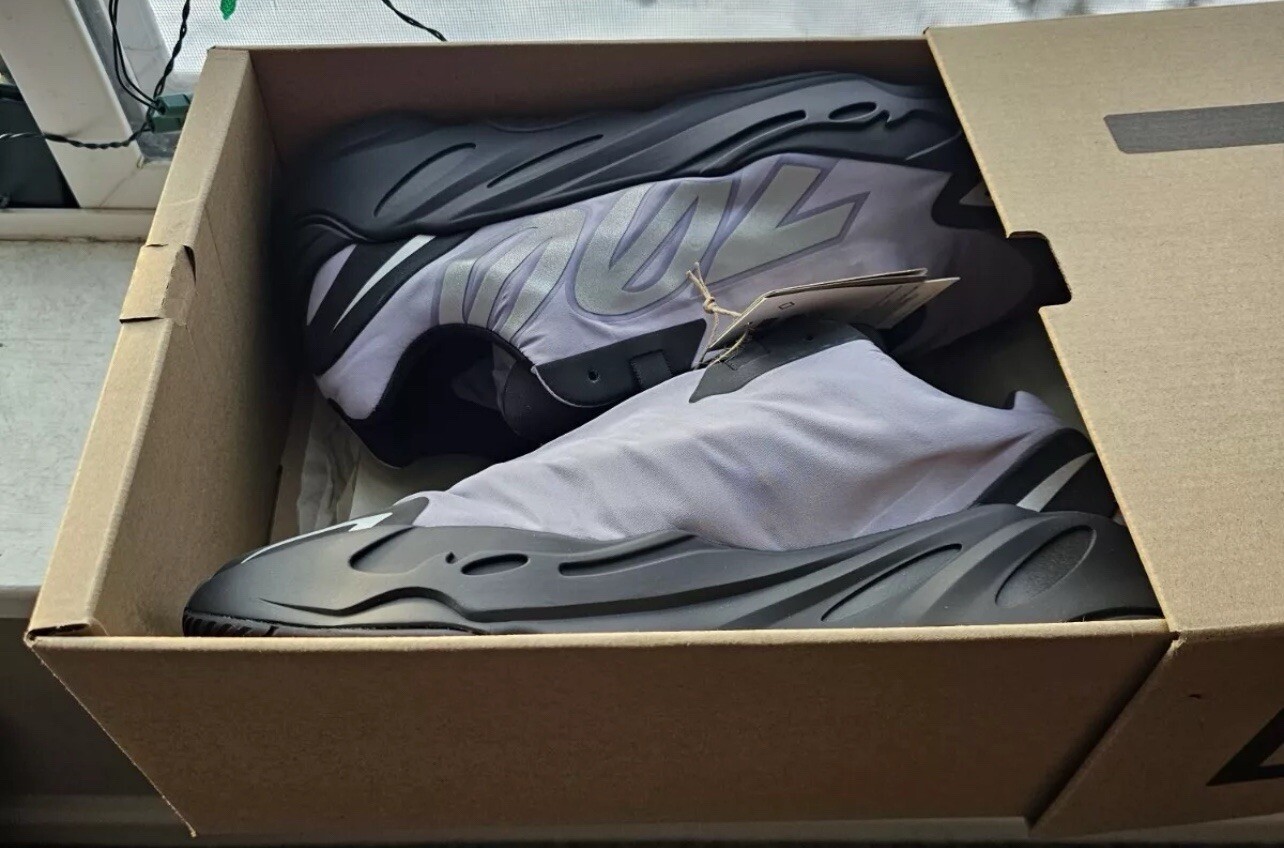 NEW Yeezy 700 MNVN Geode GW9526
