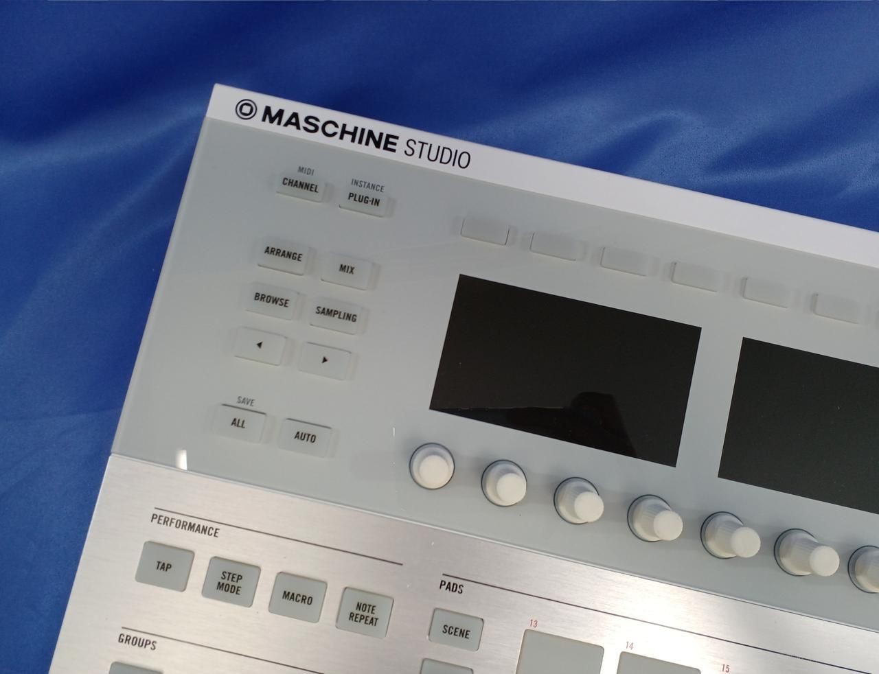 NATIVE INSTRUMENTS Junk Groove Making System MASCHINE STUDIO Used