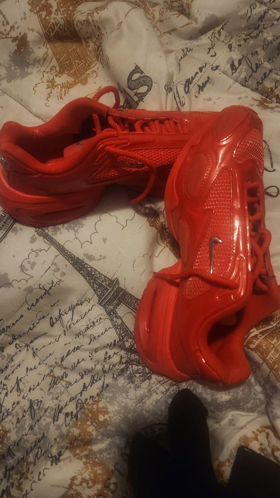 Nike Men’s Red Low Top Lace-Up Athletic Sneakers Solid Pattern