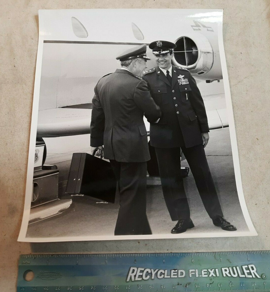 1980's US AIR FORCE 8" x 10" B&W 3 & 4 STAR GENERALS Shaking Hands Photo Picture