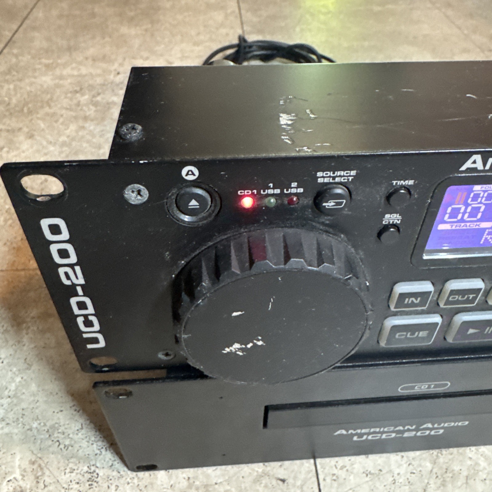 American Audio UCD-200 MKII DJ Controller CD Player WITH CABLE turns on *read*