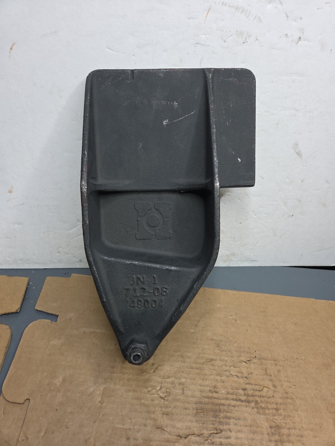 Hutch Rear Hanger RH Flange Mount 71210 712-10 712-08 71208