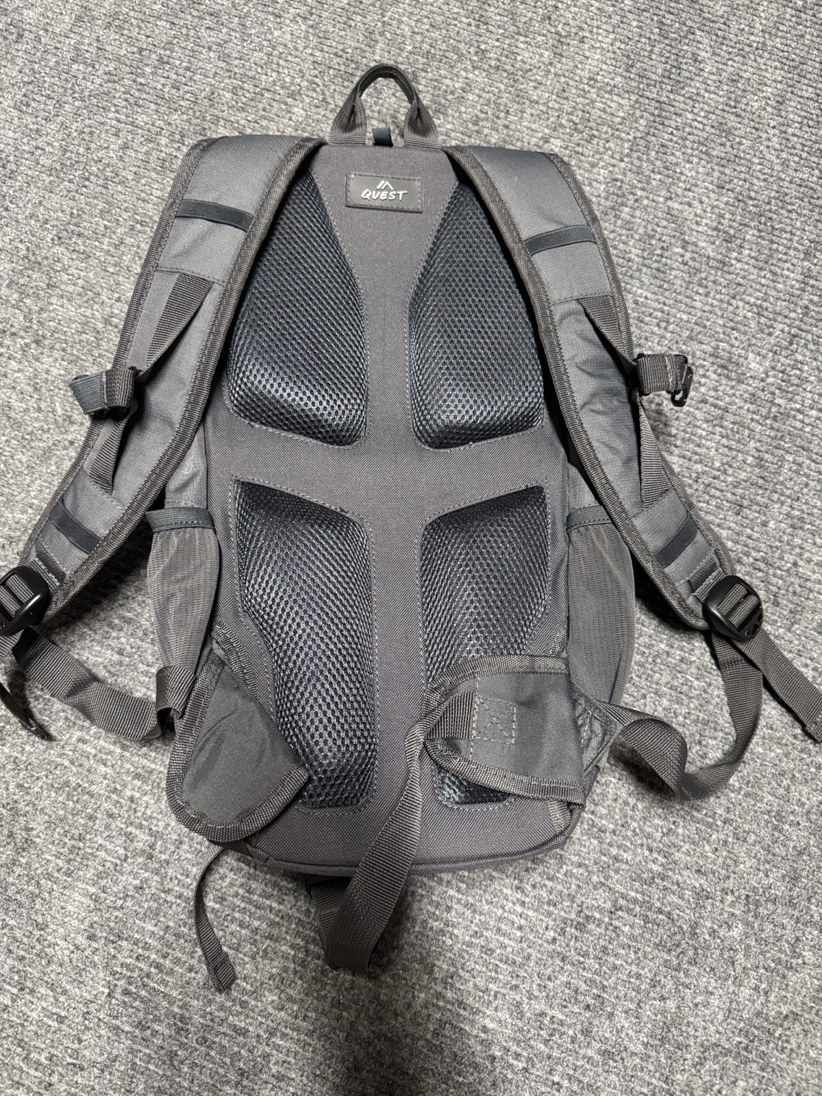 Quest 2L Hydration Backpack Gray/Black Zip Adjustable Straps 2 Pockets