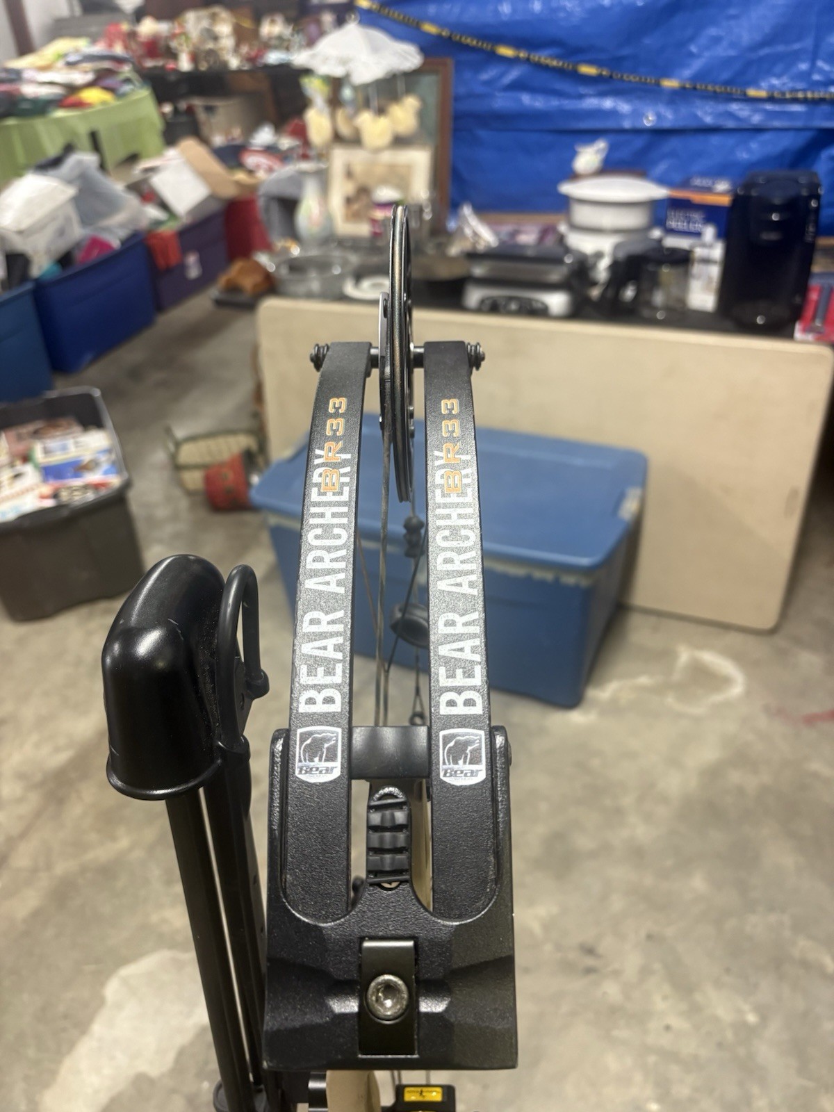 Bear Archery BR33 RH Compound Bow 70lb 33in. Bow Only.
