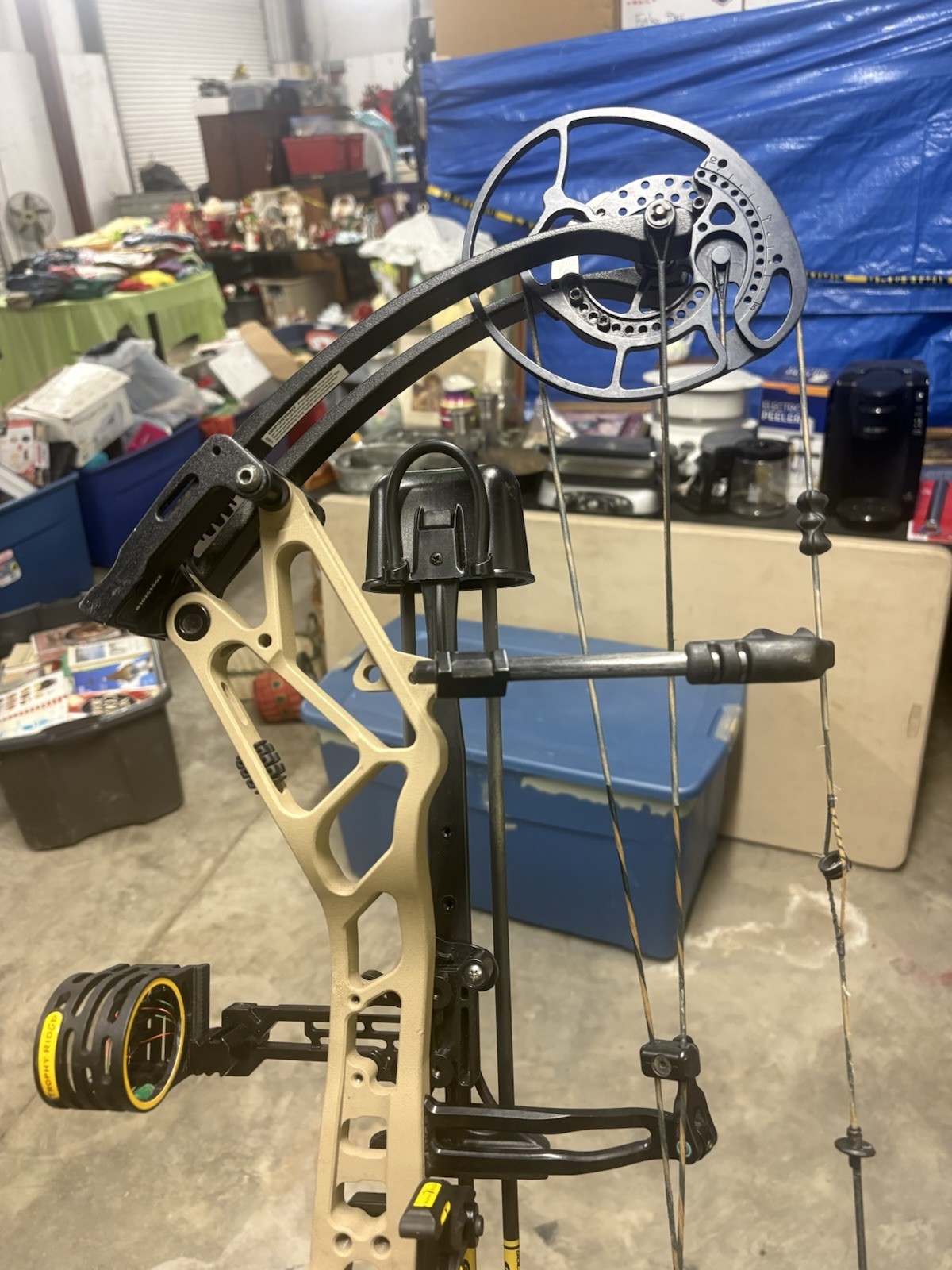 Bear Archery BR33 RH Compound Bow 70lb 33in. Bow Only.