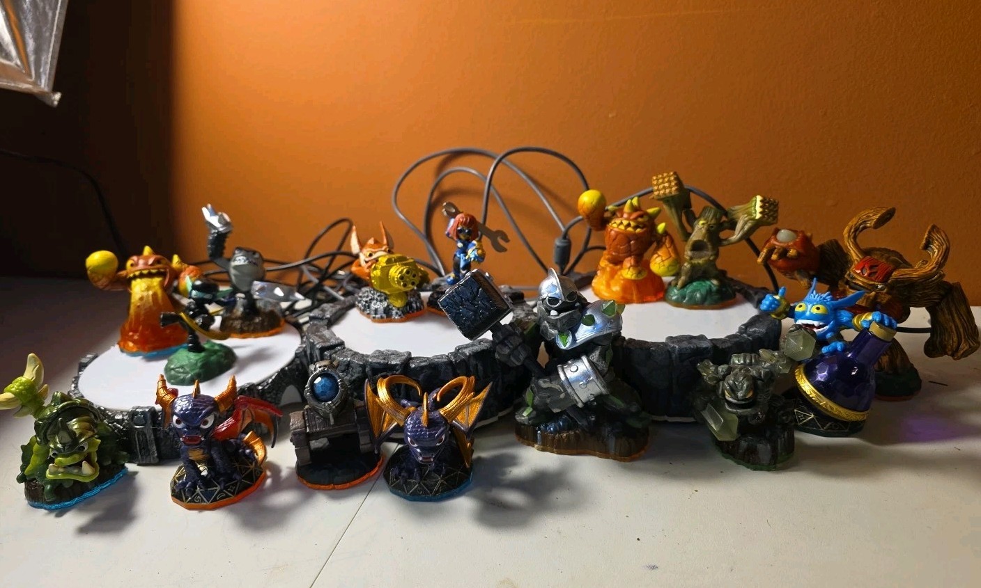 Skylanders,Portal of power for Nintendo wii  3 Basis, 15 Characters, Garage Case