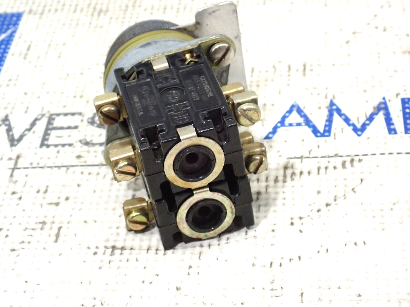 GE 3 Position Maintain Selector Switch With 2) CR2940U201 Contact Blocks