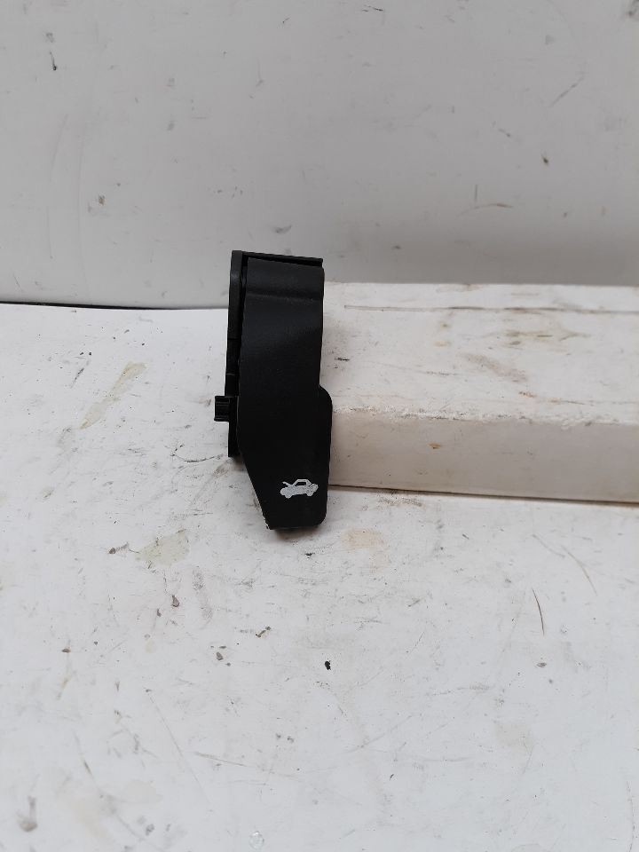 07-14 YUKON XL HOOD LATCH LEVER ONLY