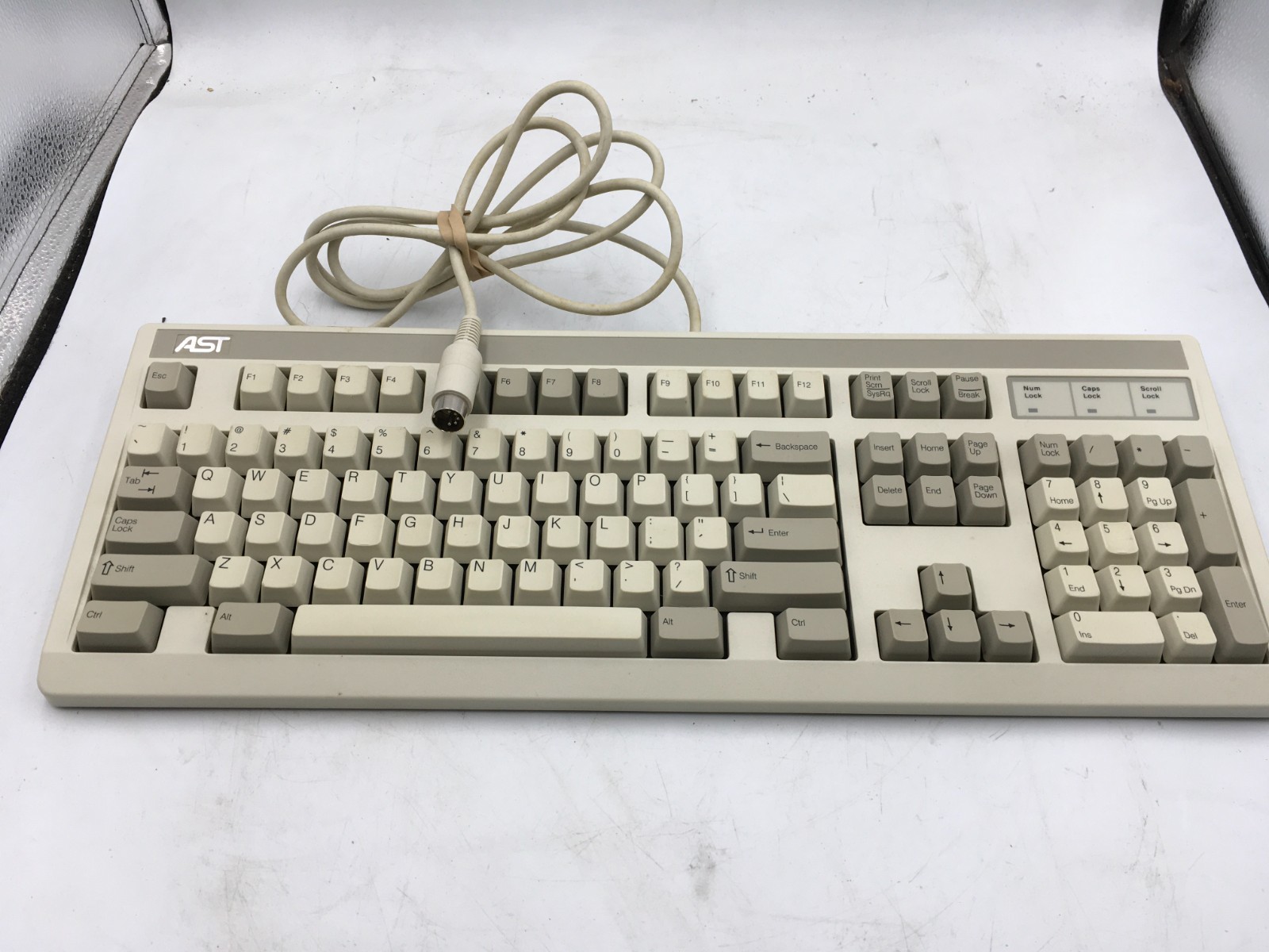 VINTAGE  AST Keyboard 119127-001 Rev G KB-101 AQ6ZG-RT687XT - Tested  working RS