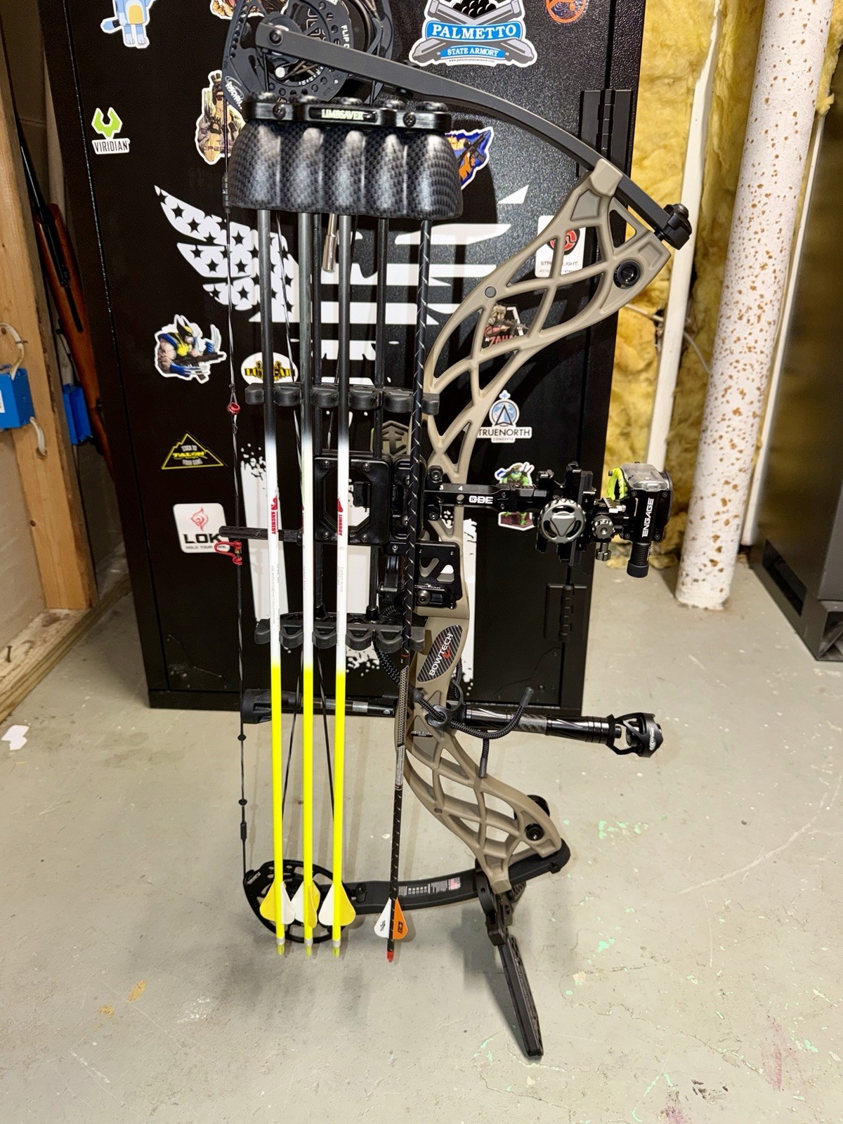Bowtech Carbon Zion RH 70lb 27-30in Draw Brown/Black, limbsaver, CBE 1 pin drive