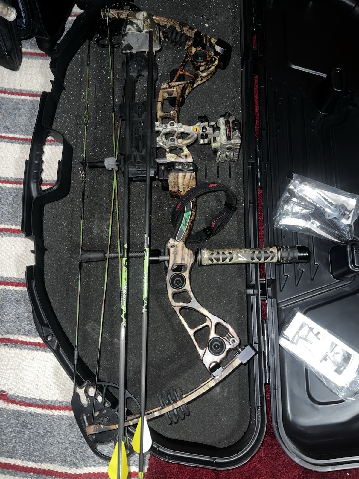 Martin Thrasher Compound RH Mossy Oak W/ 5 Pin Sight, Quiver,  Stabilizer, Case