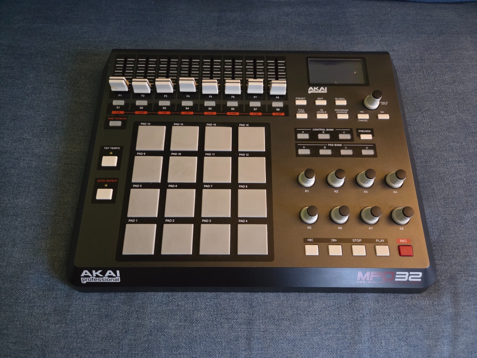 Akai Professional MPD32 USB/MIDI Pad Control