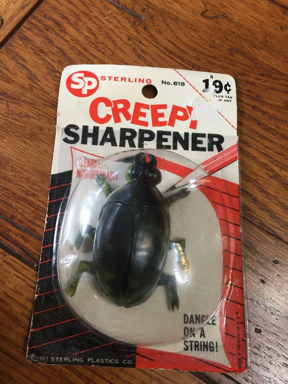VINTAGE 1963 STERLING PLASTICS SP CREEPY PENCIL SHARPENER BUG BEETLE. NOS #618