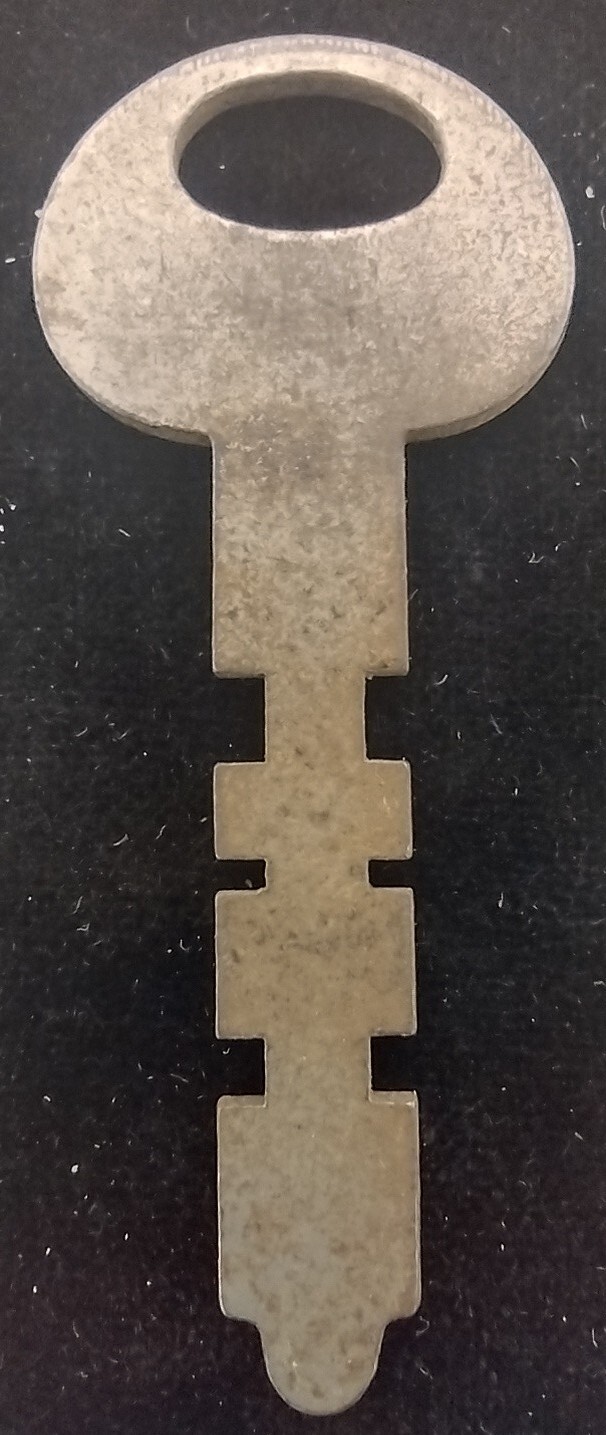 Vintage Key Warded Appx 2.25” Padlocks Industrial Crafting SURFACE RUST