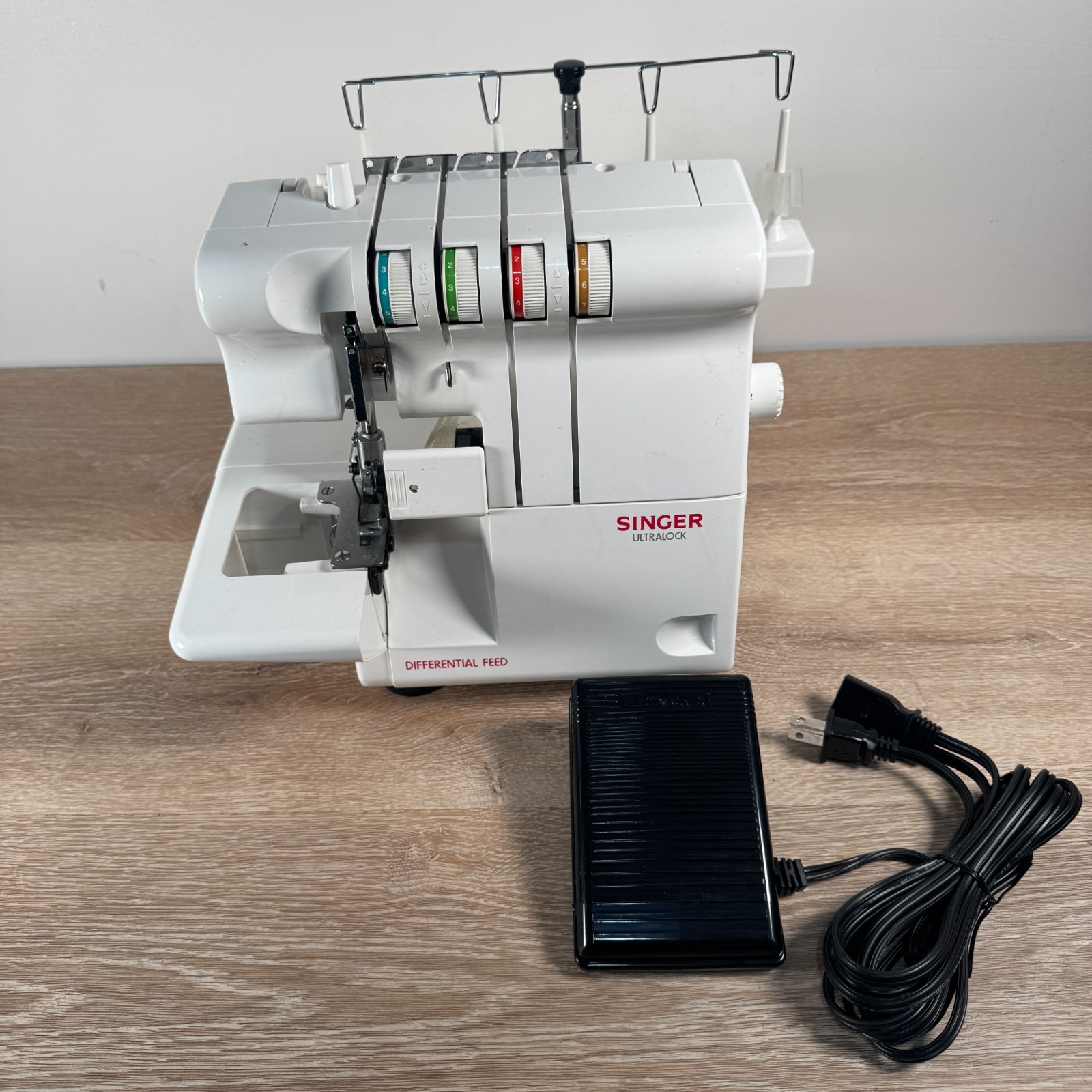 Singer Ultralock Serger Differential Feed Overlocker Model 14U454B  - READ