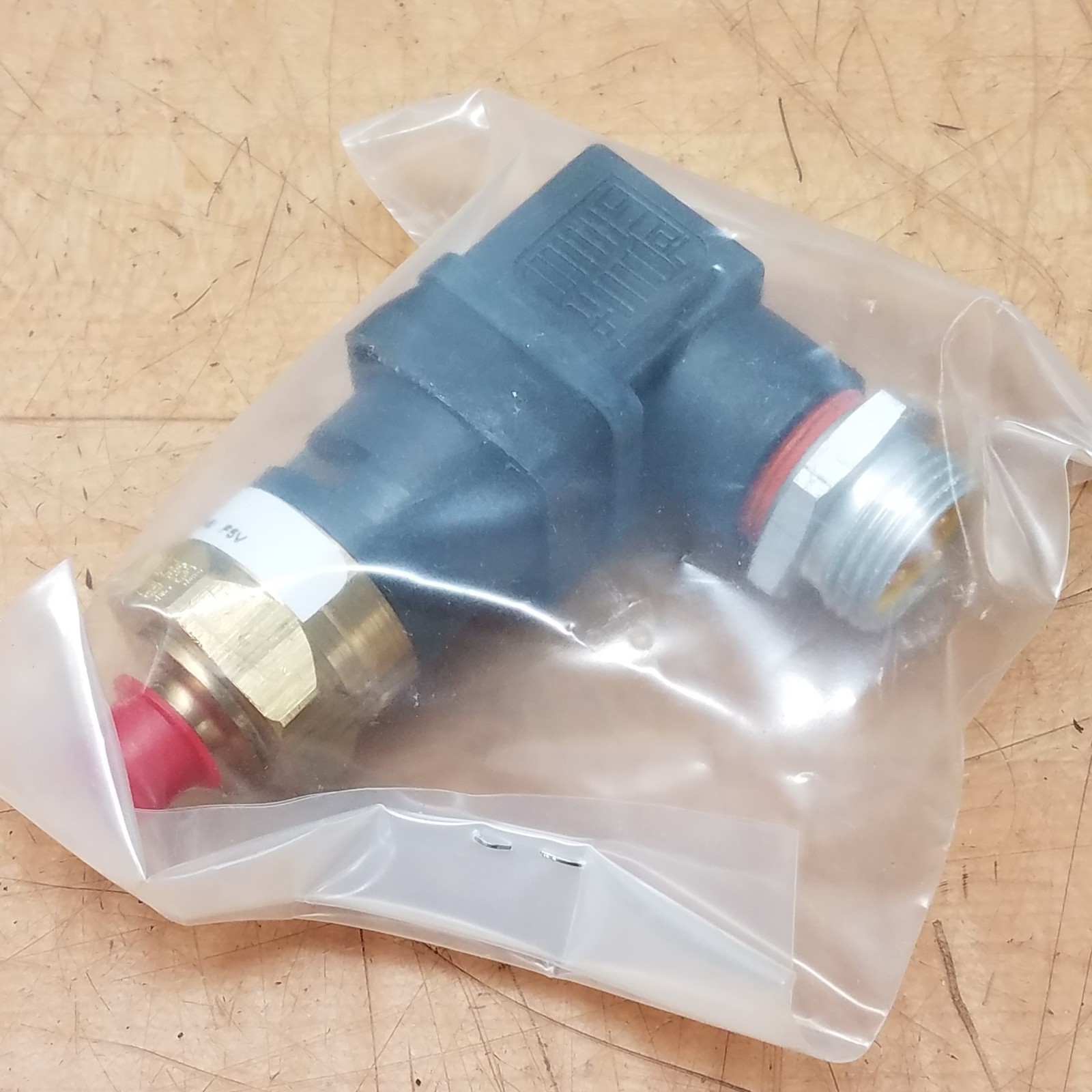 Western Filter P-234118-01 Din Switch, 35PSI - NEW