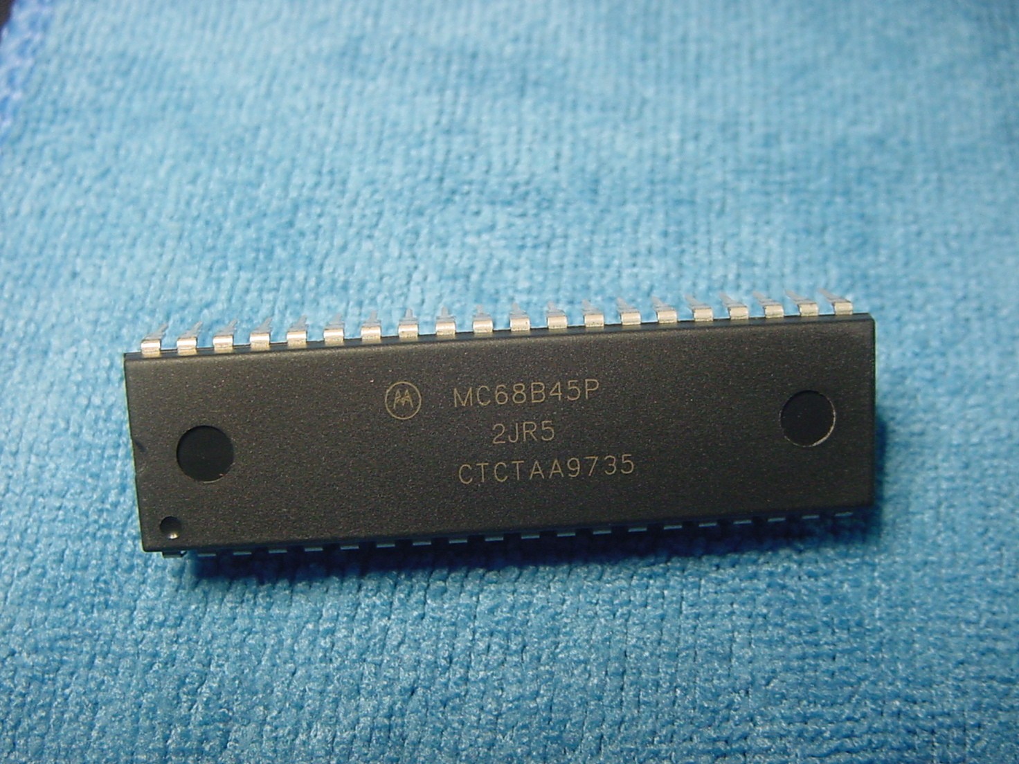 NEW OLD STOCK MOTOROLA  MC68B45 P CRT CONTROLLER (TUBE OF 9 PCS)