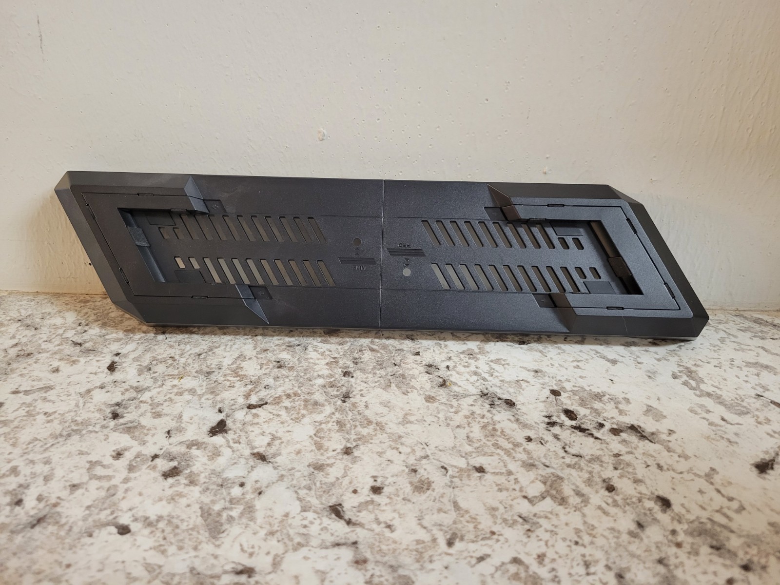 Insignia Vertical Stand for Sony PlayStation 4 Pro or Slim Models FAST SHIPPING
