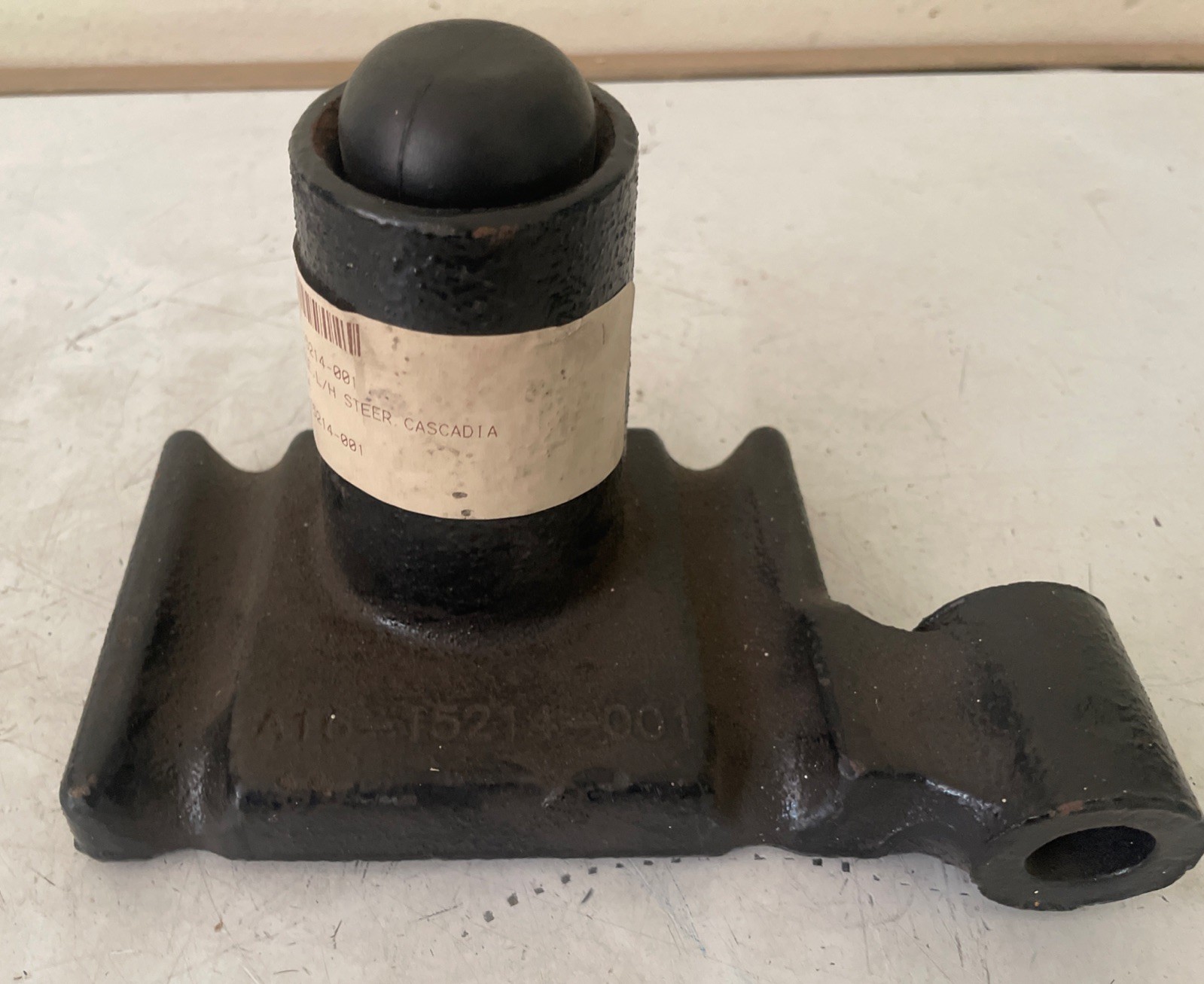 FREIGHTLINER LH FRONT LEAF SPRING SHACKLE BRACKET OEM A16-15214-001 NEW