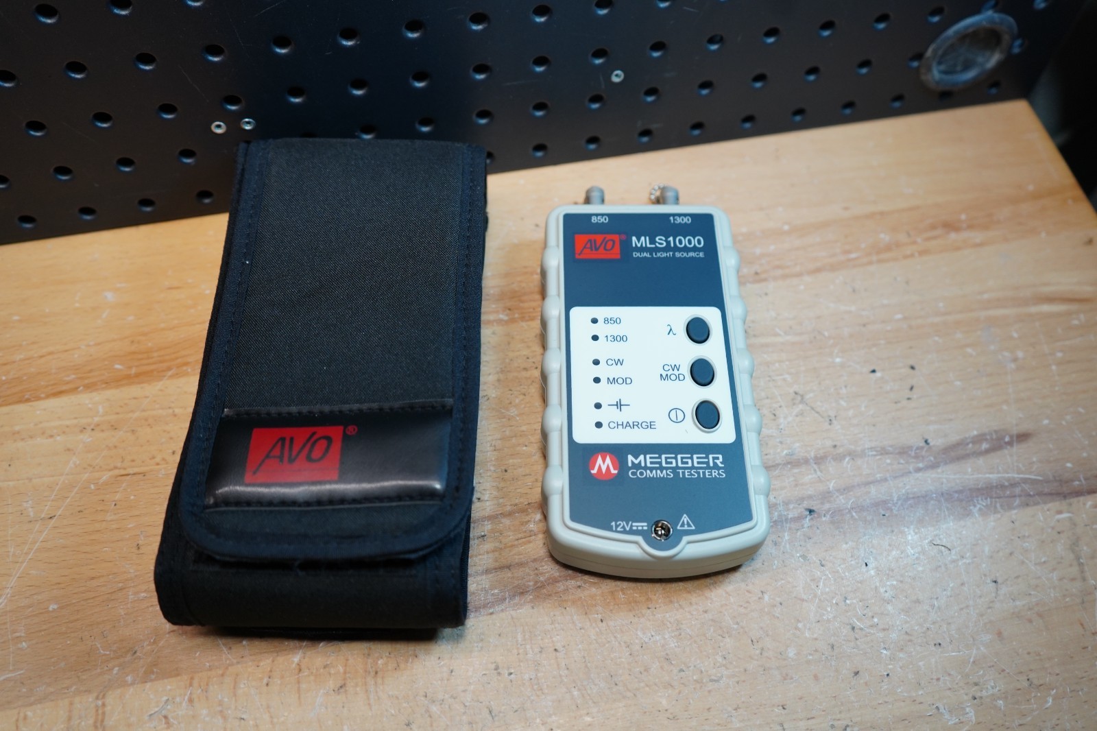 (A) Megger MLS1000 Dual Light Source Fiber Optic Tester 850/1300nm w/ Case