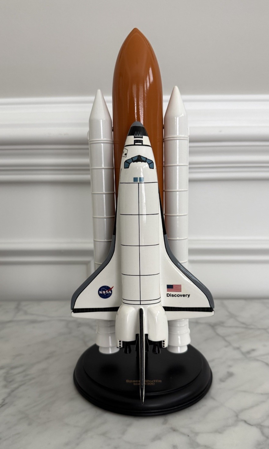 NASA Space Shuttle Discovery Desk Top Display Model Scale 1:200 Boeing Statue