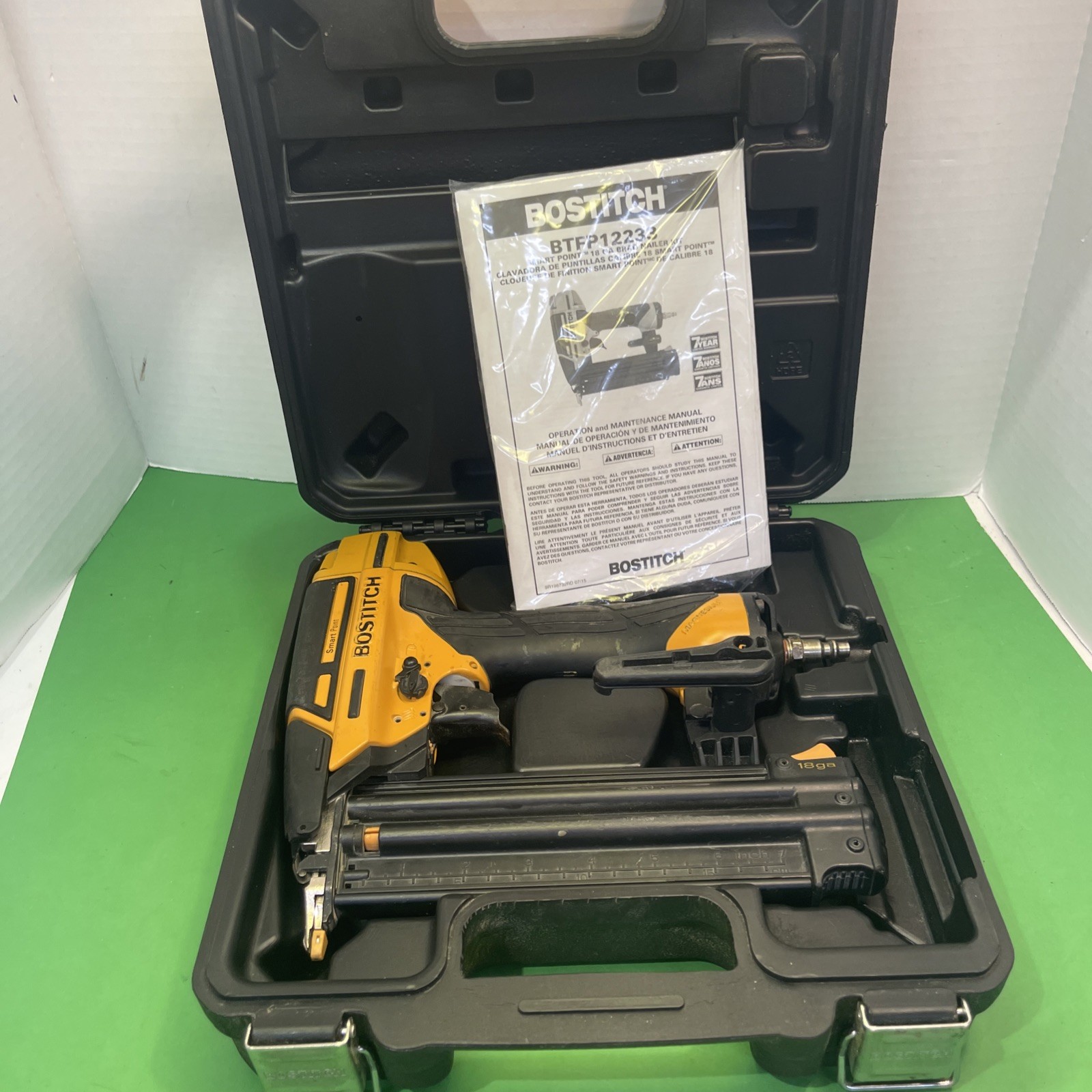 Bostitch BTFP12233 18-Gauge Smart Point Pneumatic Brad Nailer w/ Case,