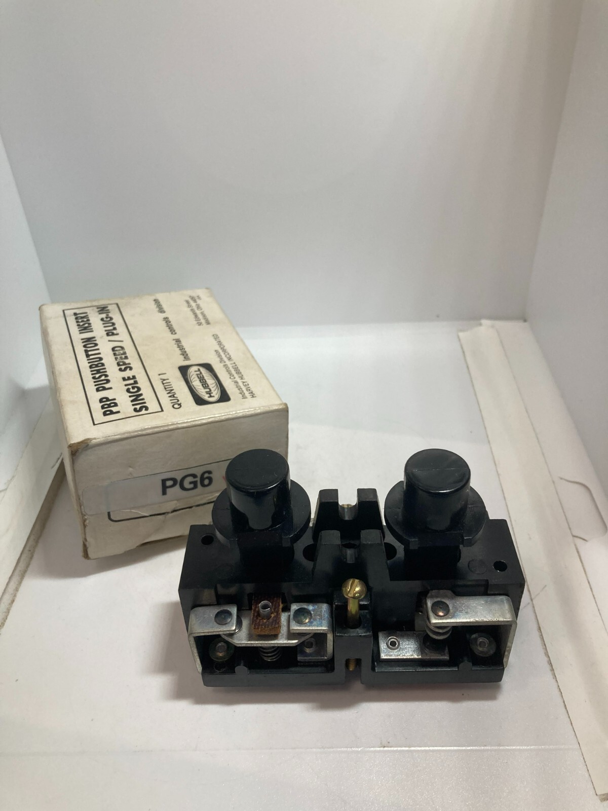 HUBBELL PG6 PUSHBUTTON PLUG-IN INSERT 28318-006 NIB