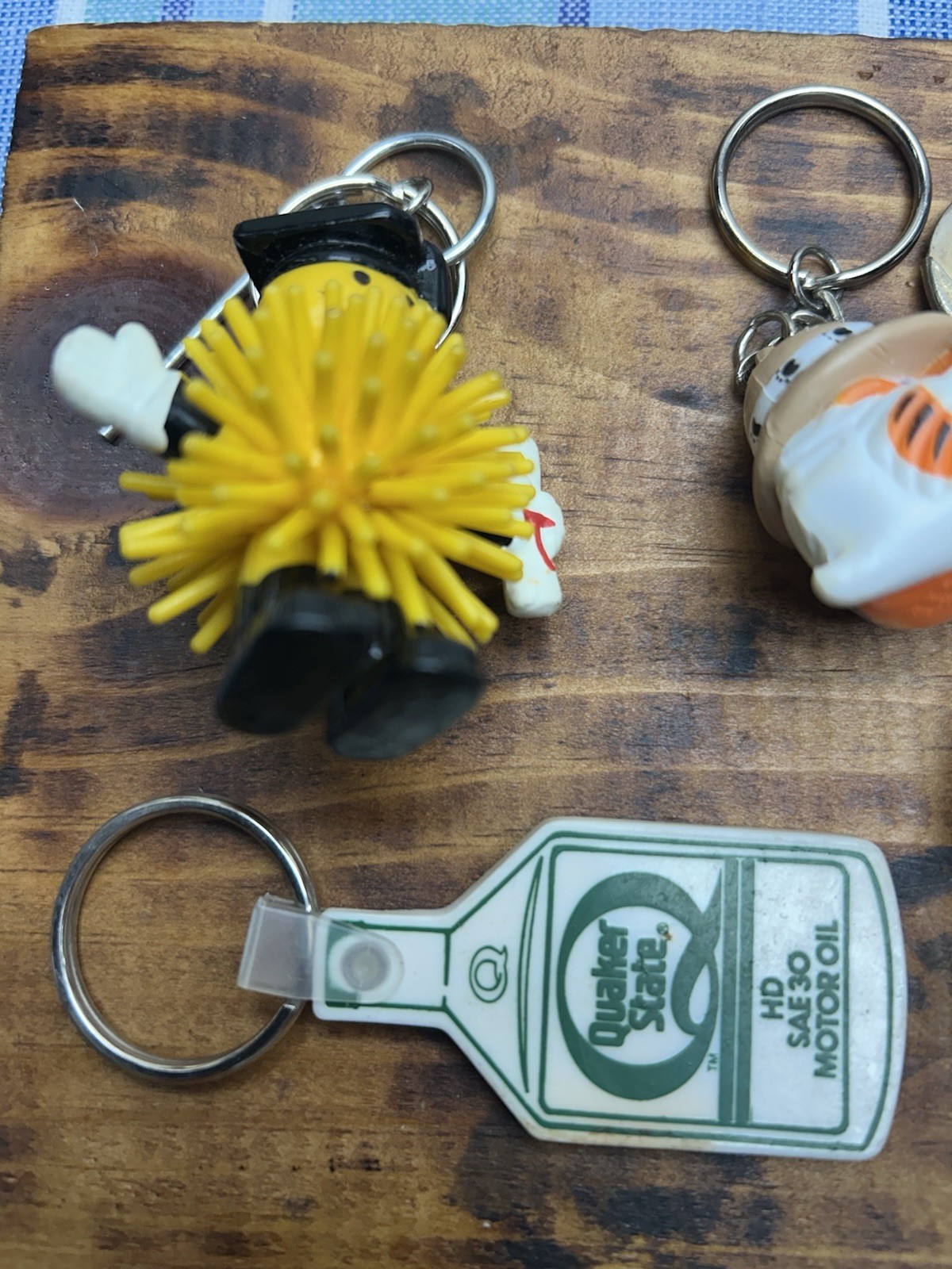 8 Random Vintage Keychain Lot Advertisement, Exxon Tiger. Quaker State,