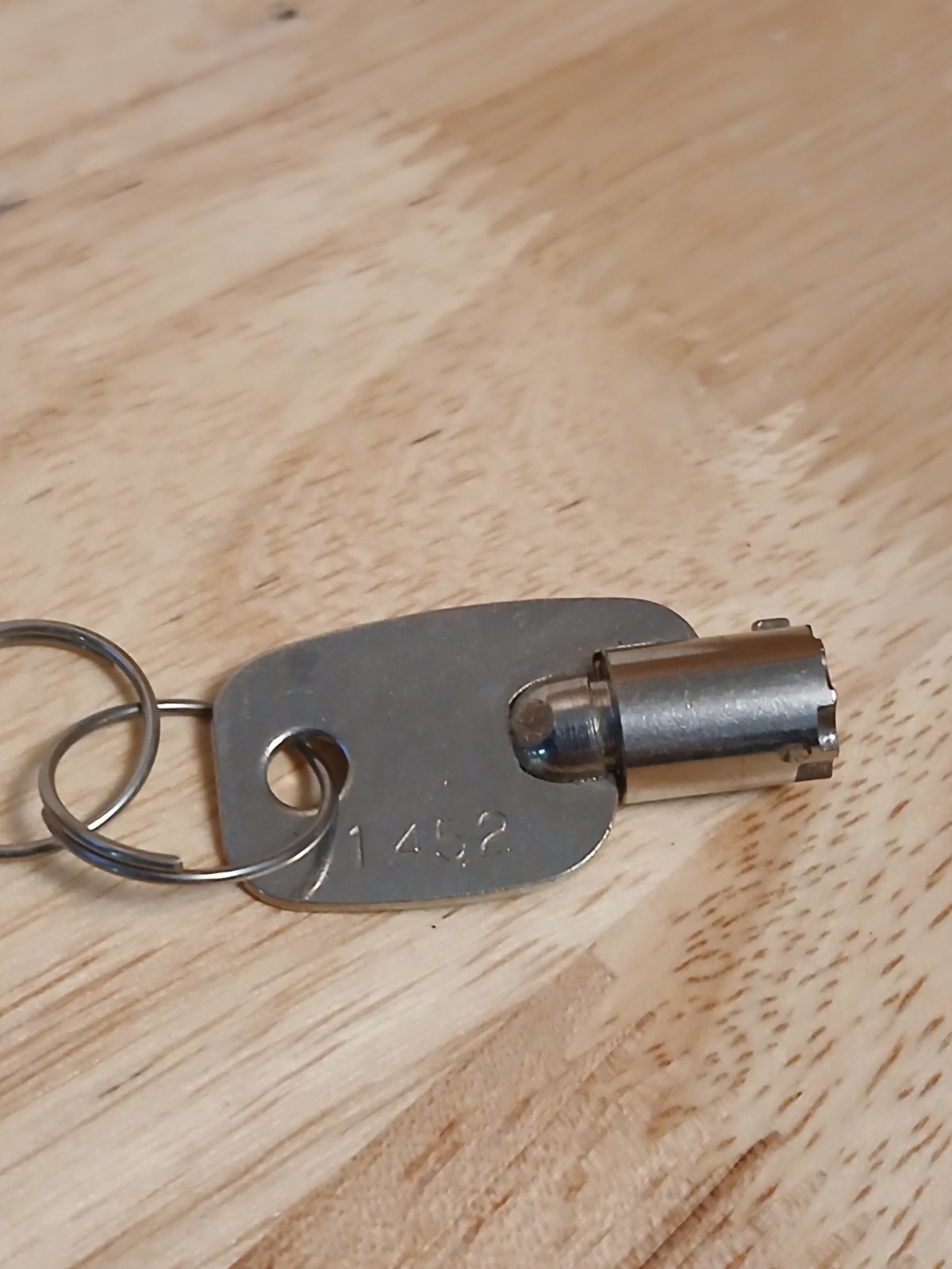 Snack soda drink vending machine key #1452 fits barrel style lock used unbranded