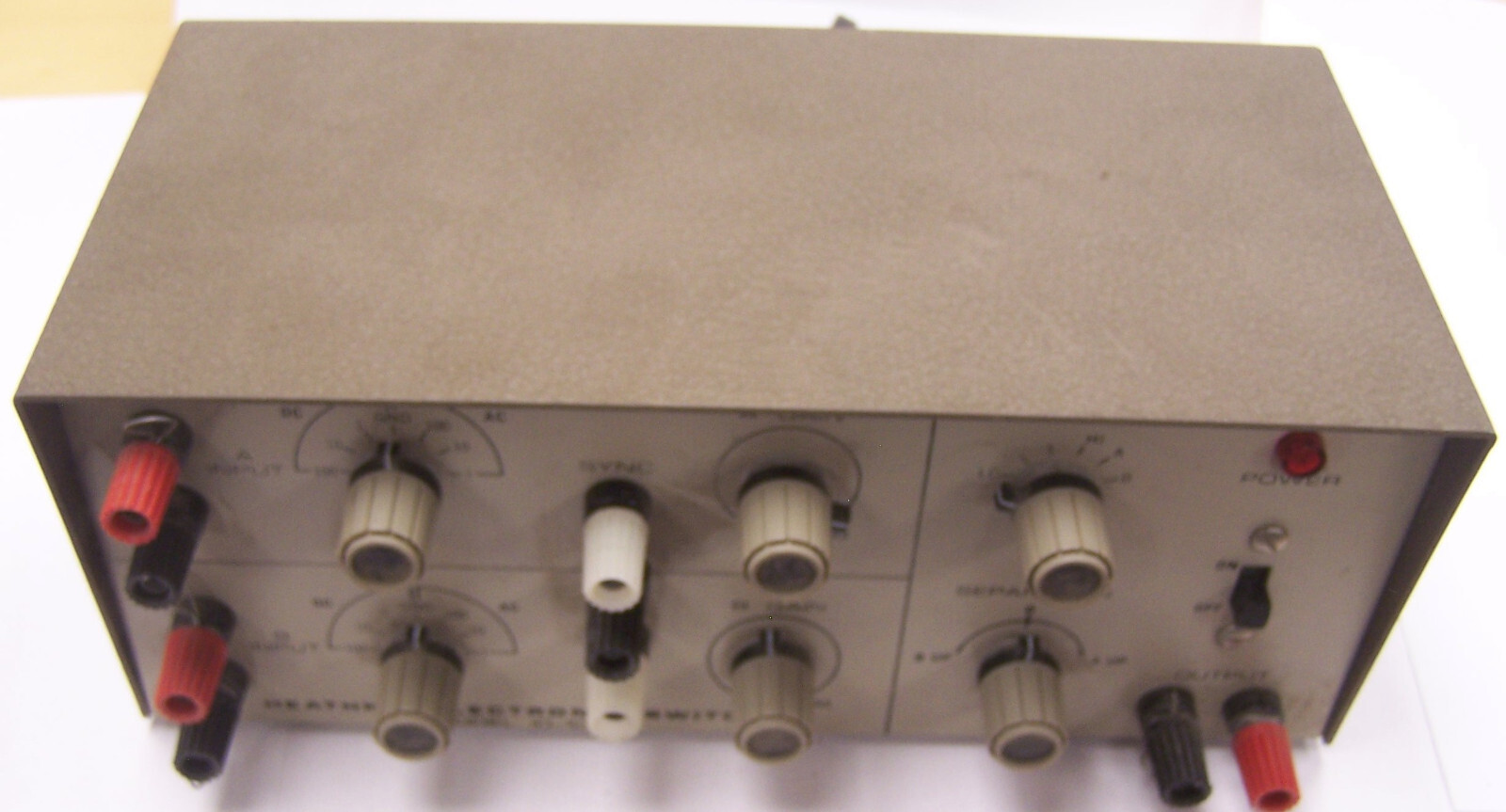 Vintage Heathkit Model ID-101 Electronic Switch for oscilloscope Powers Up.