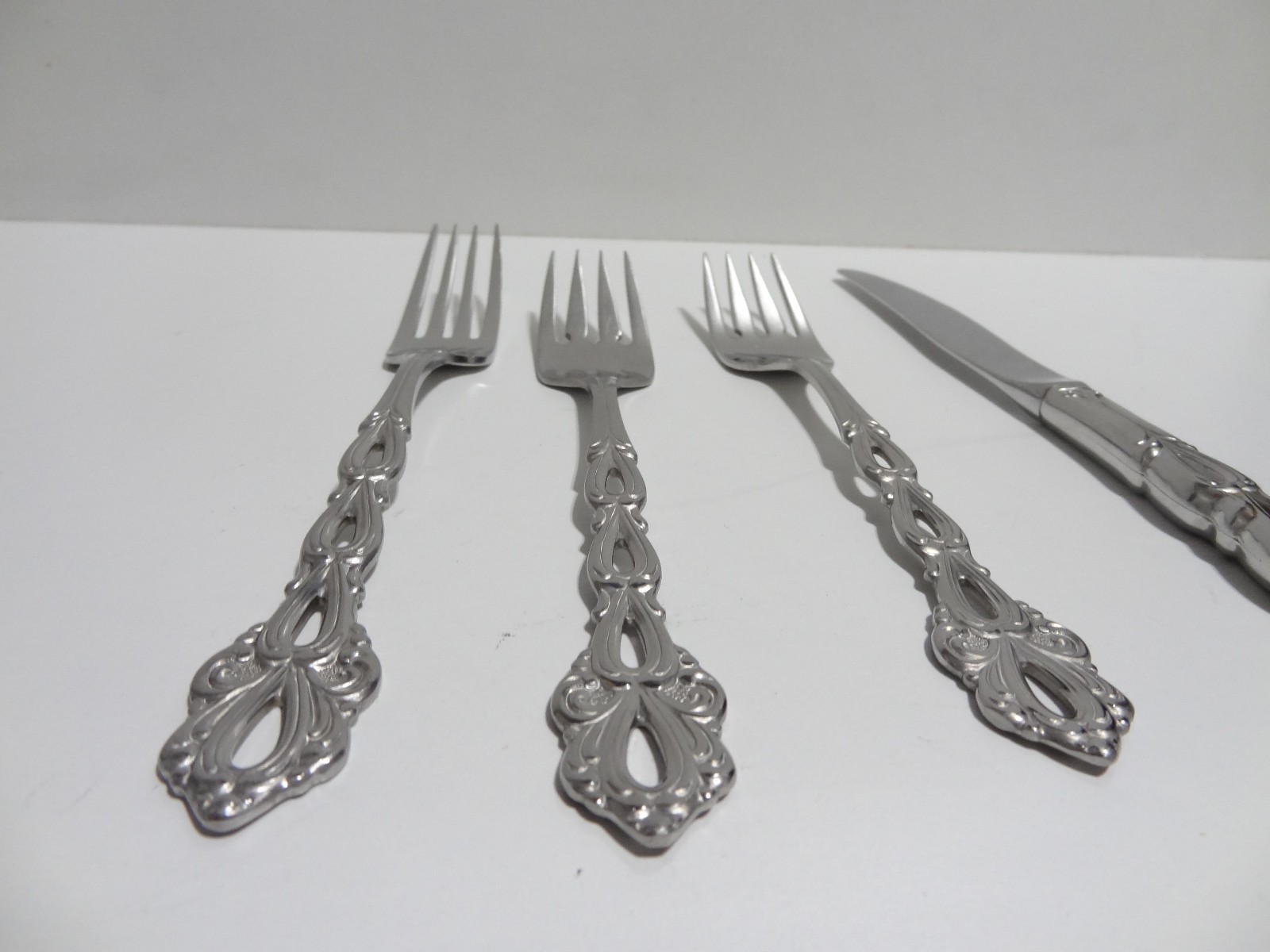 4 Oneida Community Stainless Flatware - Chandelier Mixed Lot