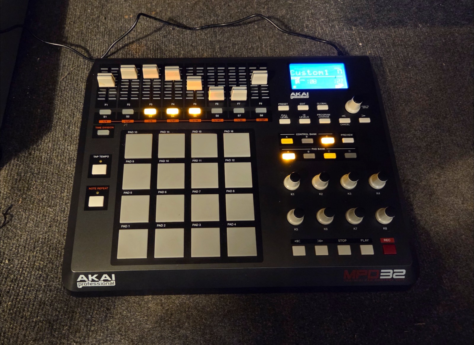 Akai Professional MPD32 USB/MIDI Pad Control