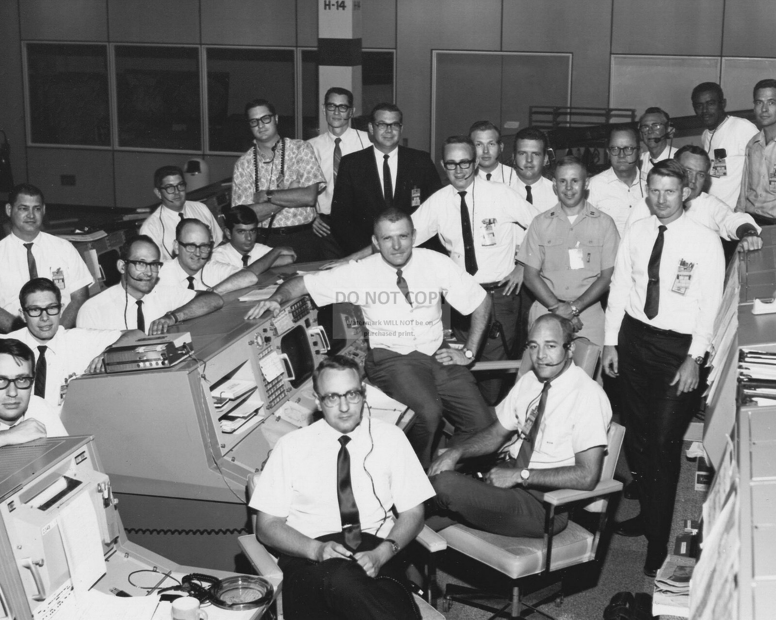 GENE KRANZ NASA FLIGHT DIRECTOR AND HIS WHITE TEAM - 8X10 PHOTO (AA-523)