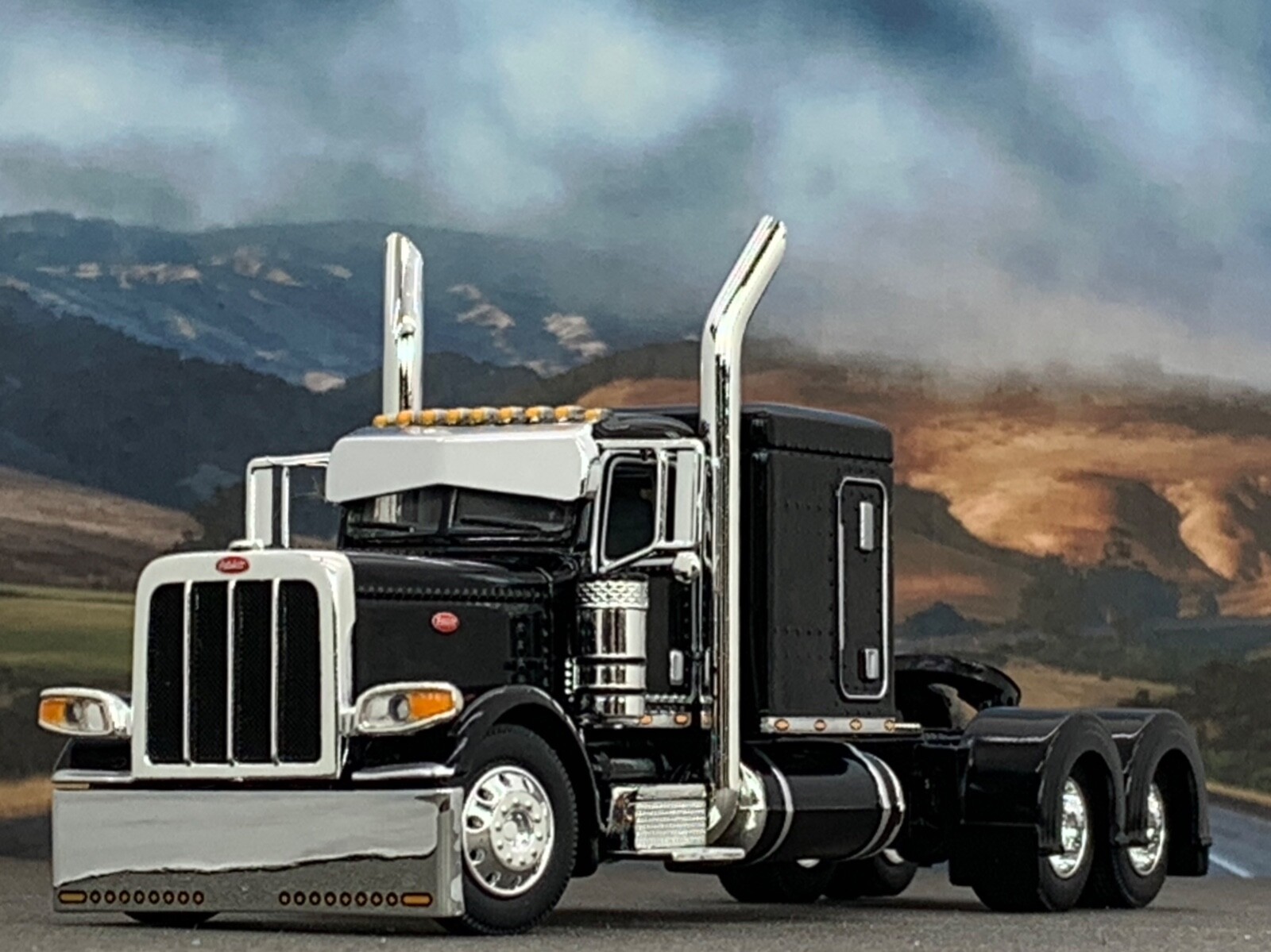1/64 DCP BLACK PETERBILT 389 W/ 63" FLAT TOP SLEEPER