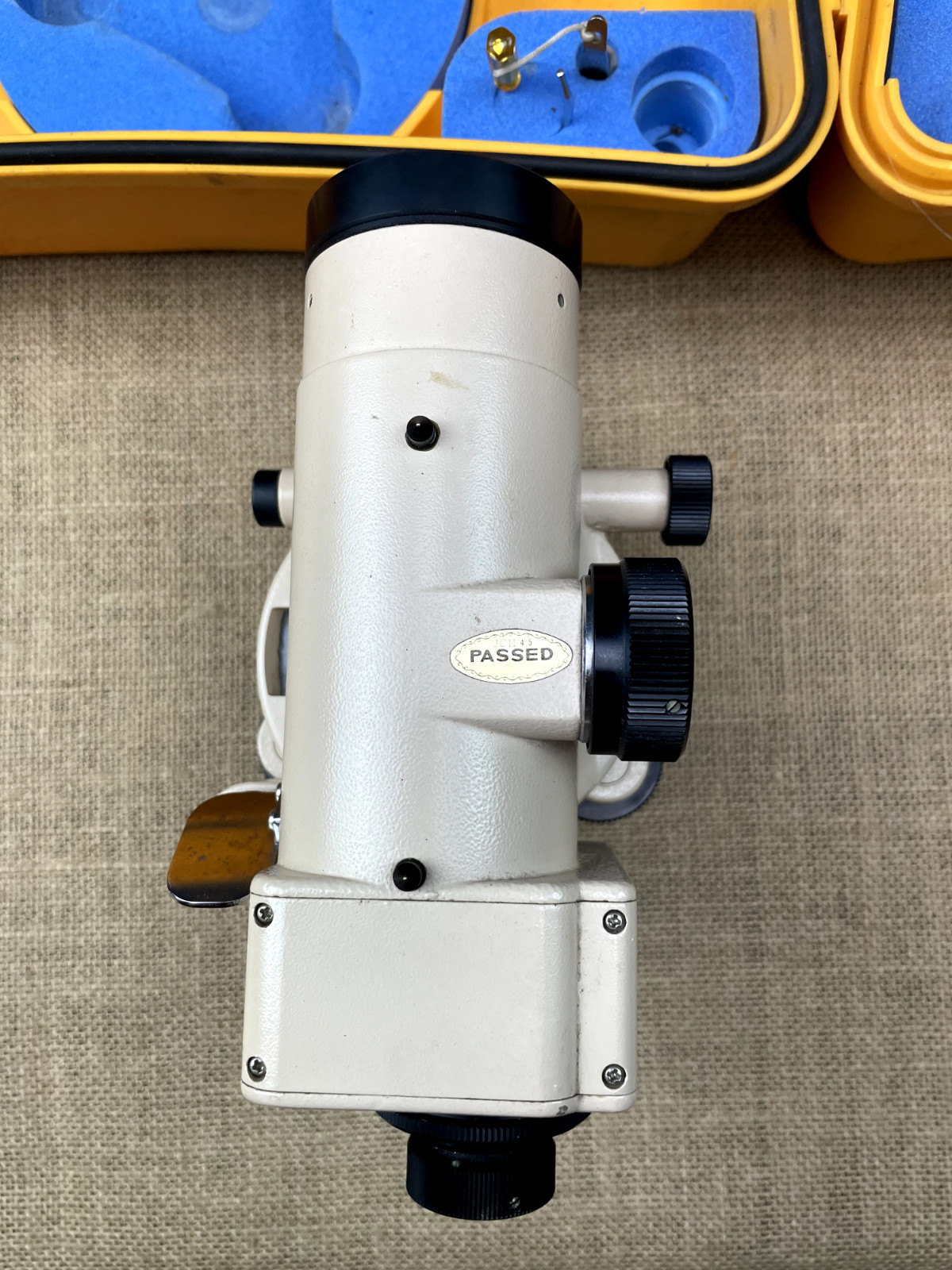ENGINEERING SURVEYOR TRIPOD AND PROFESSIONAL FUJI - KOH FA22 LEVEL