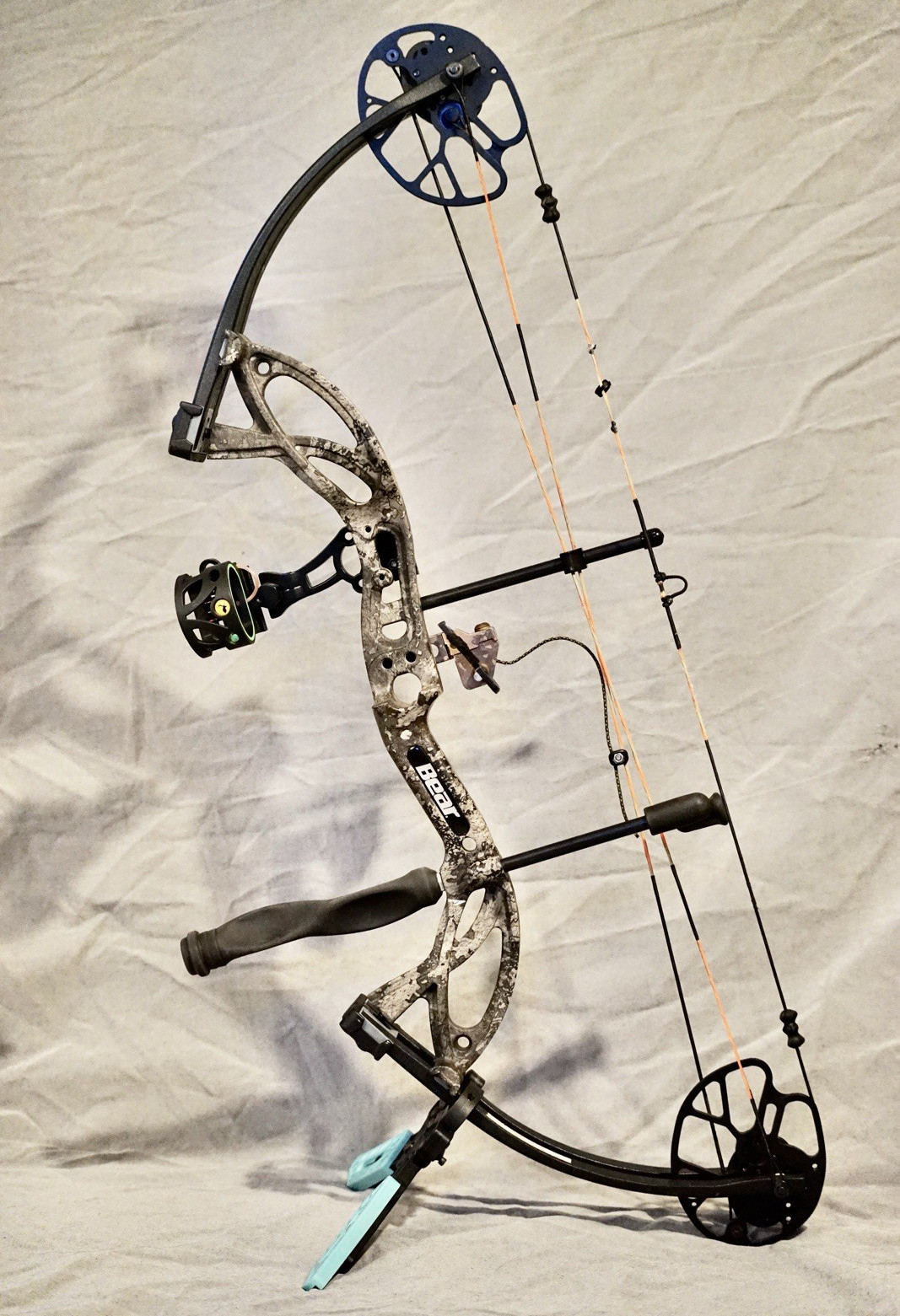 Bear Archery Cruzer G2 RH Bow Hunting Compound Bow 5-70lb Camo Black
