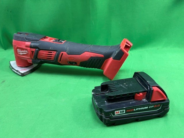 MILWAUKEE 18V #2626-20 MULTI TOOL & 2AH RED LITHIUM BATTERY TESTED (F40043291)