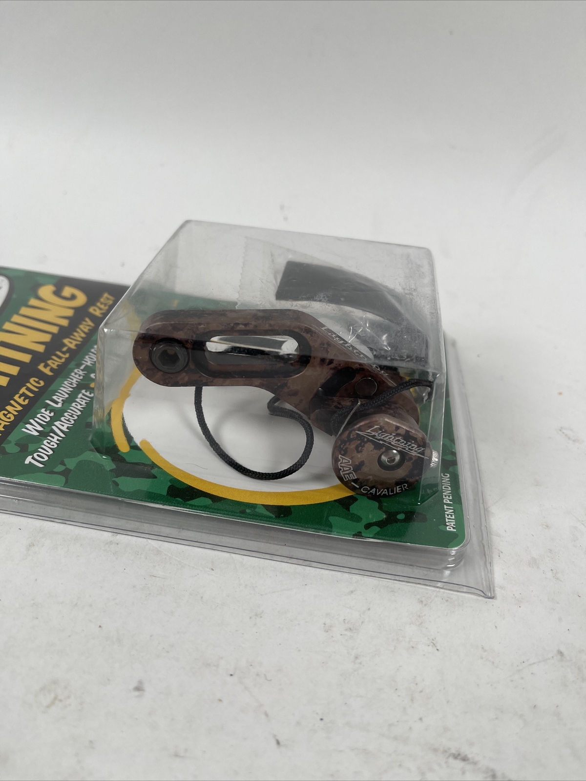 AAE Lightning Magnetic Fall Away Arrow Rest Left Hand Standard Mount Camo