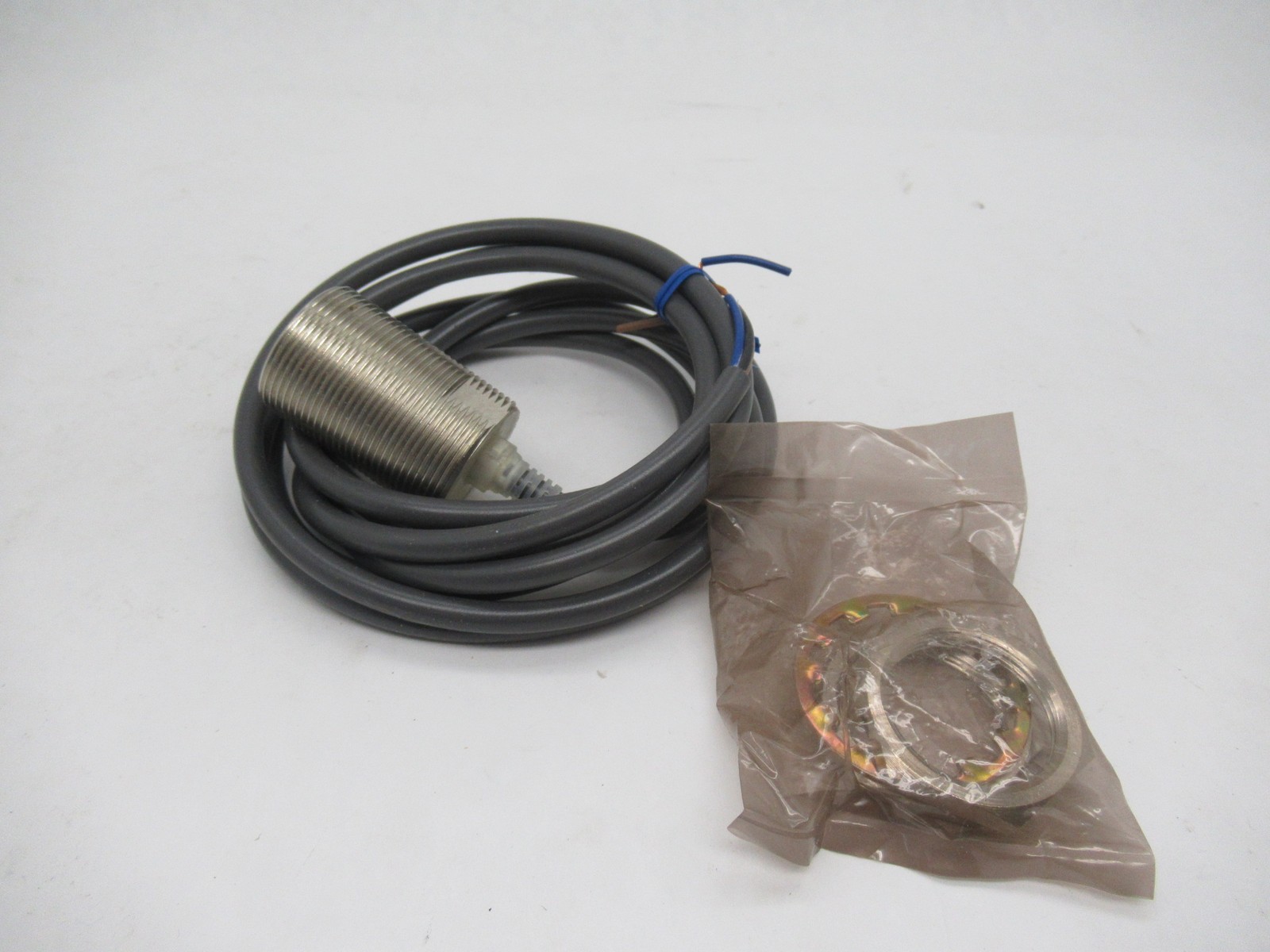 Omron E2E-X10F1 Proximity Sensor 12-24VDC 2M Cable Box Damage NEW
