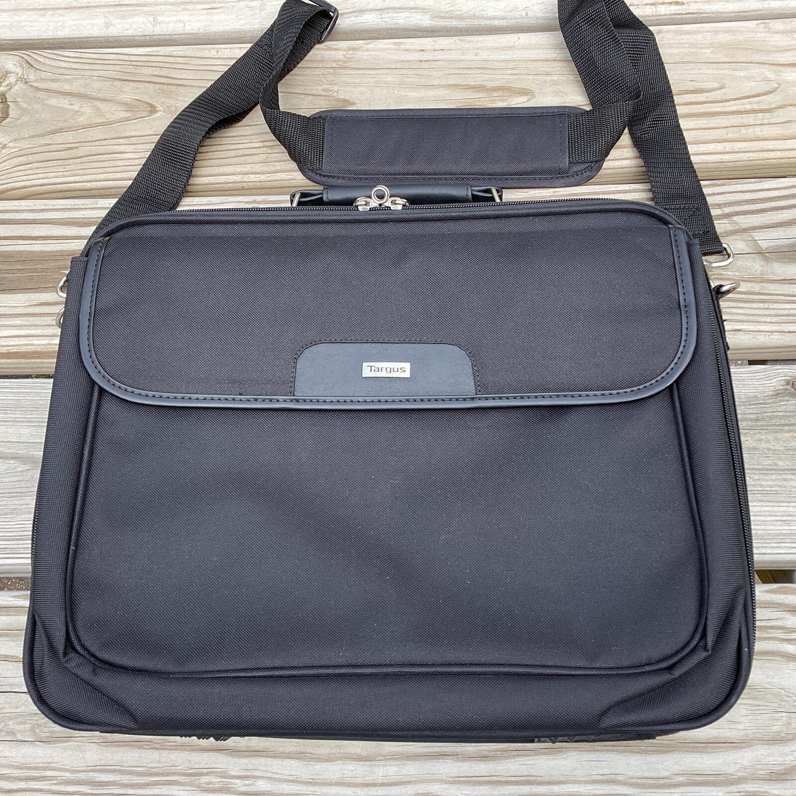 Targus Traditional Notepac Padded Case Messenger Bag For 15.6 Inch Laptop Black