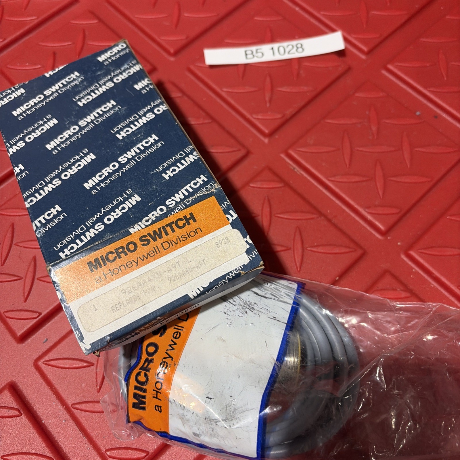 NEW HONEYWELL MICRO SWITCH 926AA4XM-A9T-L PROXIMITY SENSOR 926AA4XMA9TL