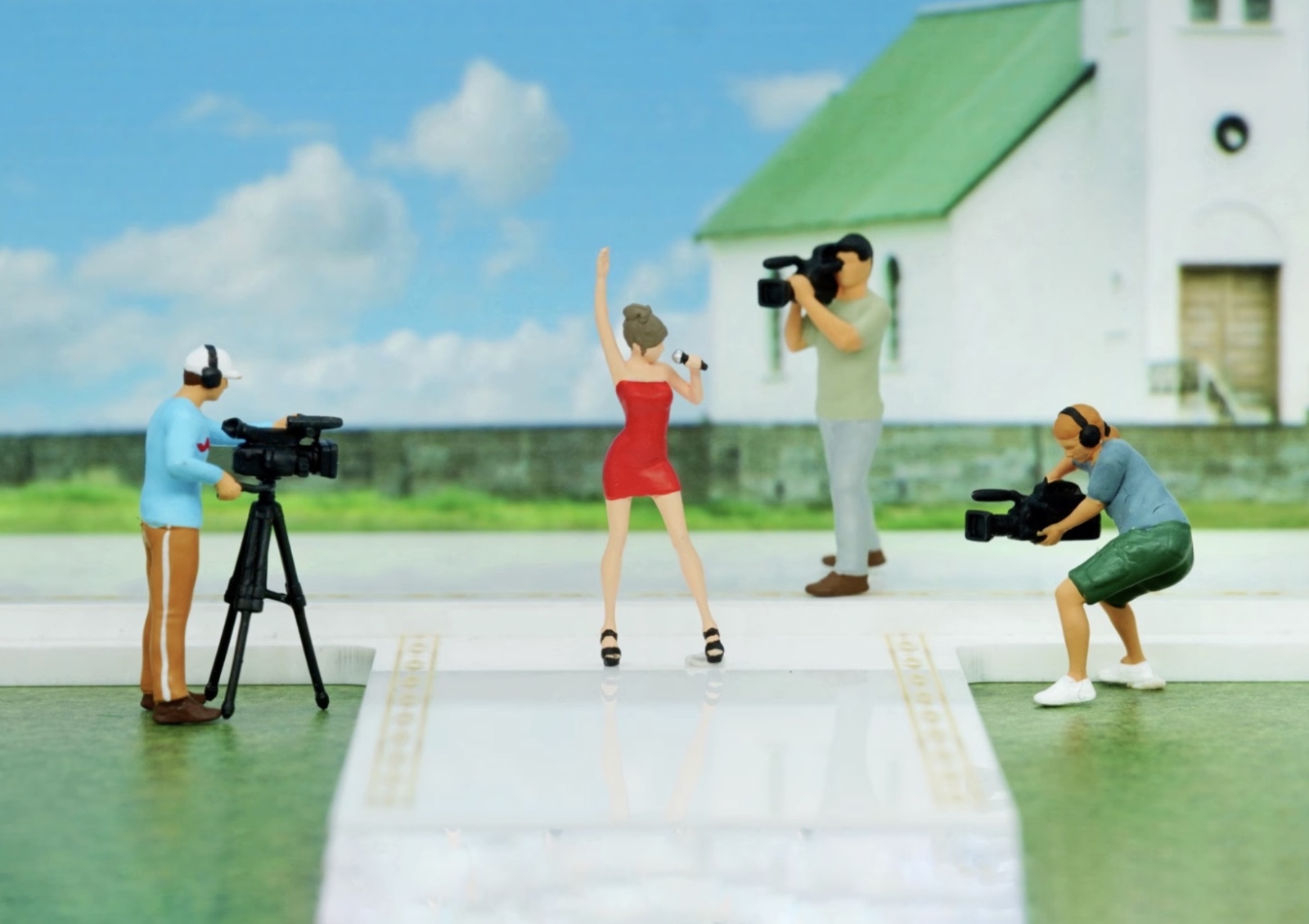1:64 Painted Figure Model Miniature Resin Diorama Singer Reporter Camera Man Toy