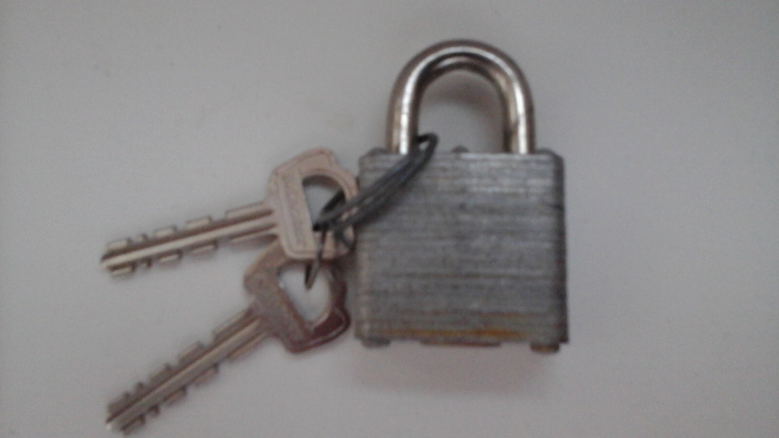 MASTER LOCK - SQUARE 1 1/8 X 1 1/8 INCHES - WITH 2 KEYS