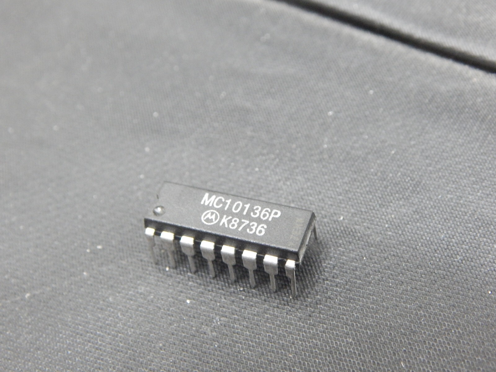 MOTOROLA MC10136P Up/Down 4 Bit Binary COUNTER, 16 Pin DIP - USA FAST SHIPPING