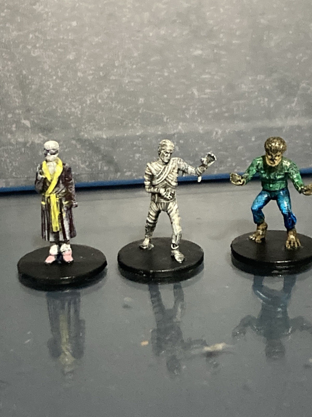 Horrified Universal Monsters- Painted Miniatures 28mm Dracula Frankenstein Wolf￼